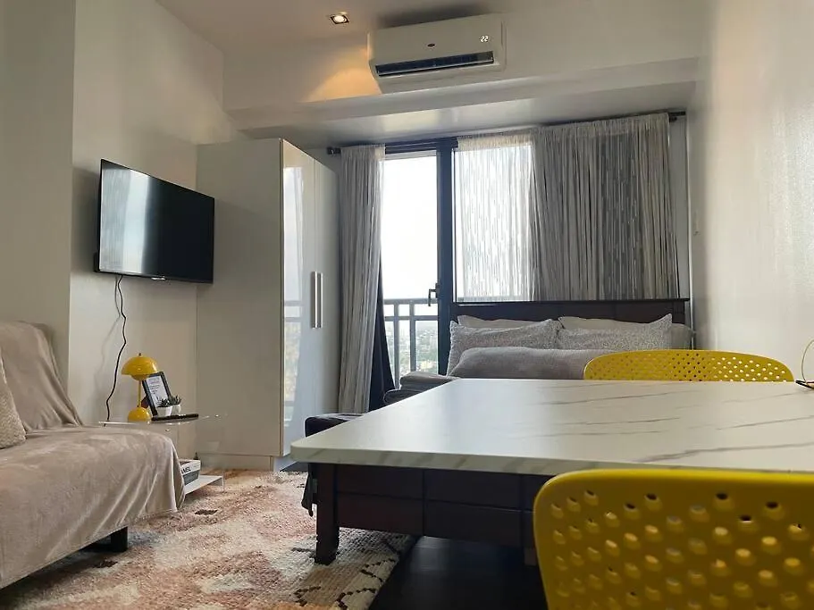 Studio At Makati Center With Fast Net, Netflix And 40In Tv Manila 0*,