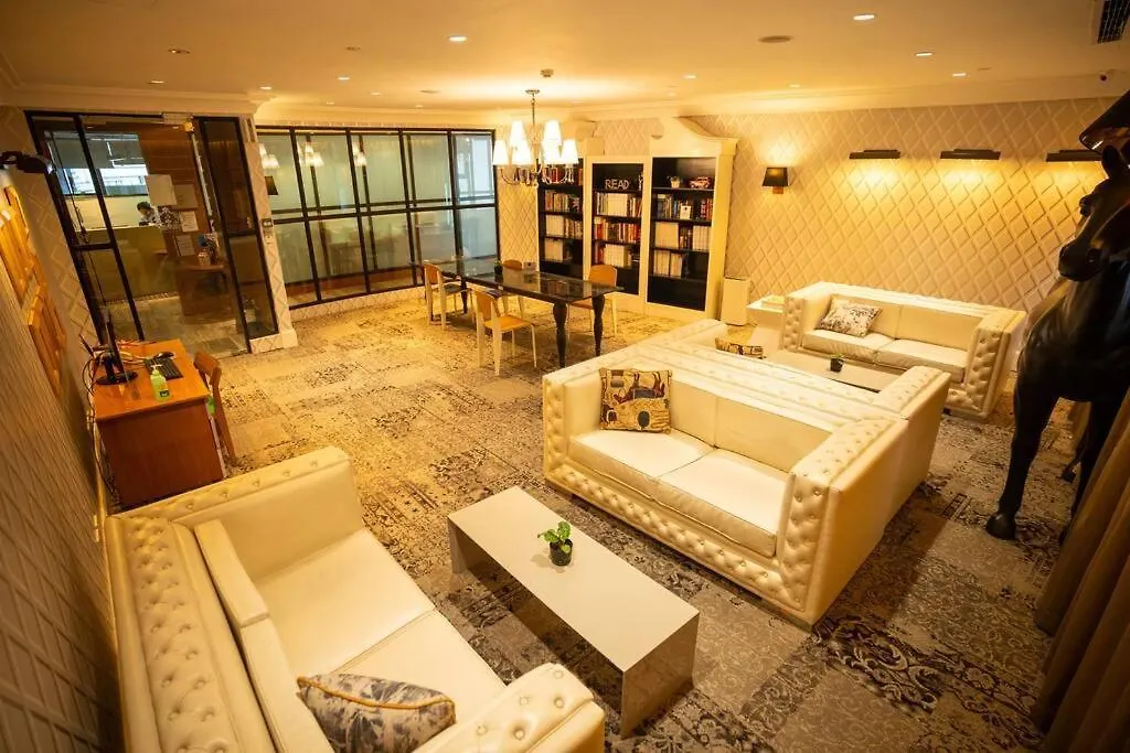 Studio At Makati Center With Fast Net, Netflix And 40In Tv Manila Apartment